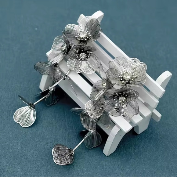 Zara Kate Middleton Famous Cascading Floral Earrings - Picture 3 of 16